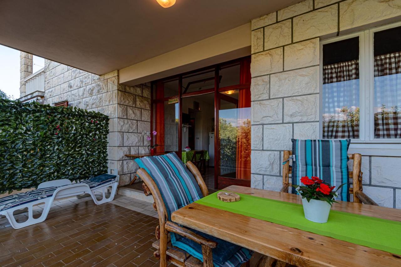 Apartments Mak Račišće Eksteriør bilde