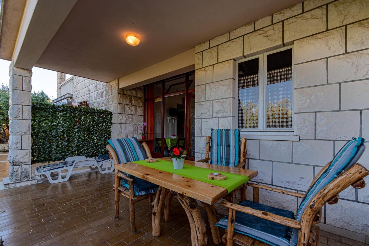 Apartments Mak Račišće Eksteriør bilde